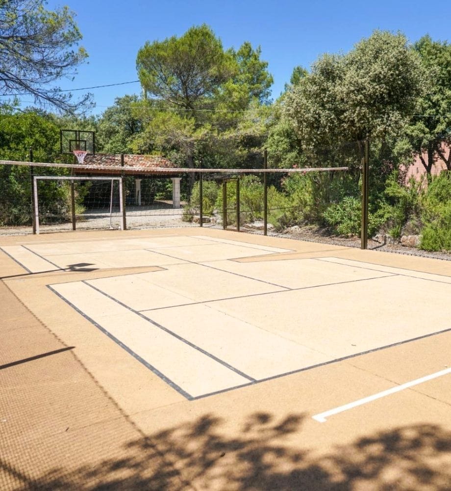 Villa de vacances avec un terrain de sport dans le Var